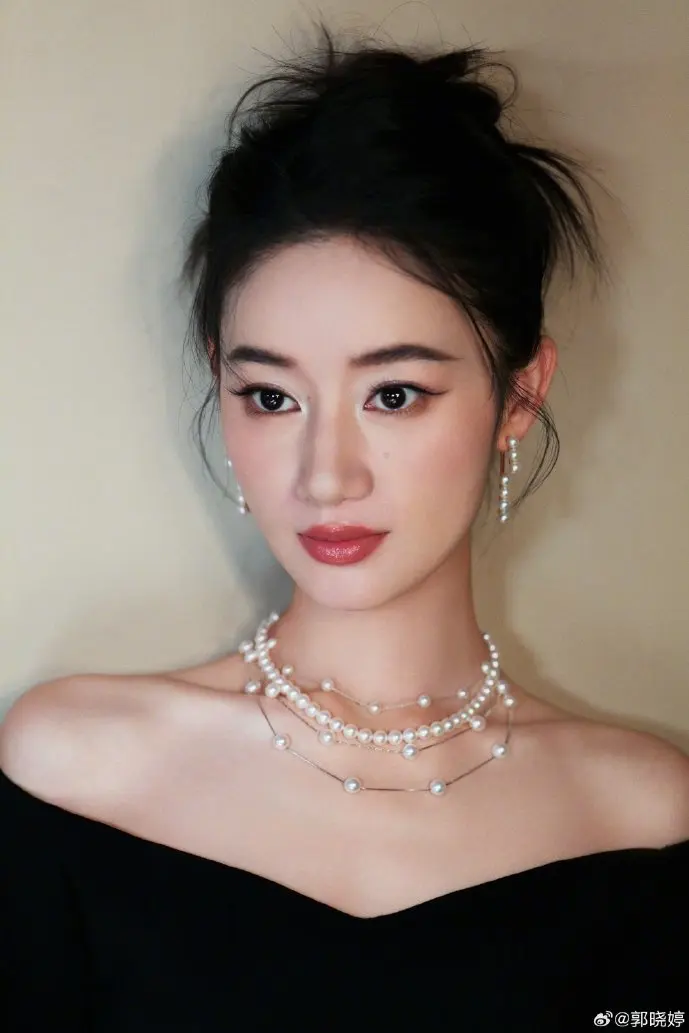 某网吧内青少年集体玩游戏场景